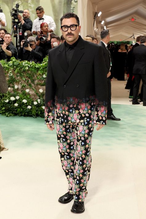 Dan Levy, Met Gala Red Carpet, Best Red Carpet Looks, Mindy Kaling, Red Carpet Look, Donald Glover, Celebrity Style Red Carpet, Pink Gowns, Costume Institute