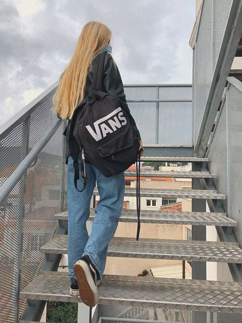 Vans Backpack Aesthetic, Highschool Backpack, Usa Lifestyle, Aesthetic Boy Outfit, Backpack Aesthetic, Vans Backpack, Aesthetic Backpack, Backpack Outfit, School Vibes