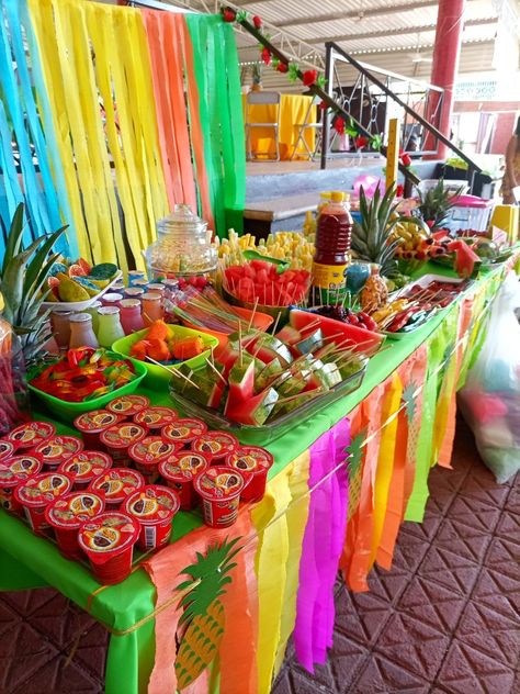 Luau Candy Table Ideas, Moana Party Food, Hawaii Snacks, Hawaii Themed Party, Sweet 16 Party Decorations, Hawaii Theme, Splash Party, Tropical Birthday Party, Luau Theme Party