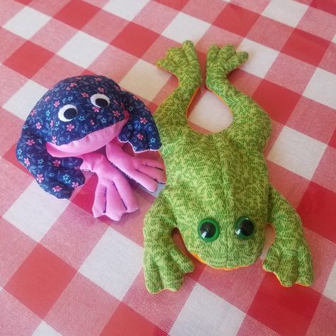 Frog Bean Bag Pattern, Fabric Animals Patterns Free Sewing, Pincushions To Make, Things To Sew For Kids, Turtle Mop, Patchwork Gifts, Animal Stuffies, How To Make A Bean Bag, Bean Bag Pattern