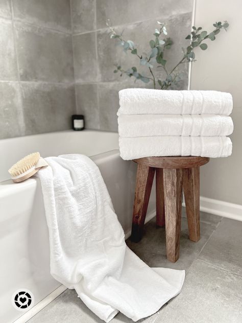 Beige Bathroom Decor, Small White Bathrooms, Neutral Bathroom Decor, Sitting Room Decor, White Stool, Bathroom Stool, White Bath Towels, Styling Shelves, Bathtub Decor