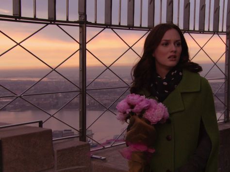 Blair finds Chucks peonies at the top of the Empire State Building Blair Waldorf Aesthetic, Trip To New York City, Blair And Serena, Gossip Girl Blair, Chuck And Blair, Gossip Girl Outfits, An Affair To Remember, Trip To New York, The Empire State Building