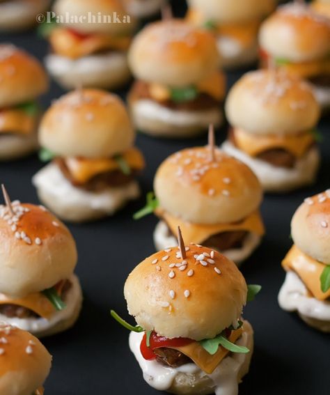 Winter Wedding Food, Sommer Mad, Mini Hamburgers, Bite Size Snacks, Wedding Appetizers, Reception Food, Mini Burgers, Wedding Reception Food, God Mat