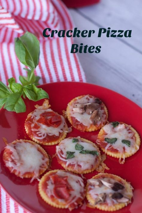 Ritz Cracker Snacks, Ritz Cracker Appetizers, Cracker Pizza, Fun Kid Recipes, Cracker Appetizers, Mini Pizza Bites, Crackers Appetizers, Ritz Cracker Recipes, Ritz Cracker