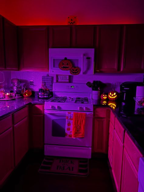 Early 2000s Halloween Decor, Halloween Decorations Small Apartment, 2000s Halloween Decor, Spooky Season Decor, Halloween Apartment Decor, House Halloween Decorations, Spooky Room, Holiday House Decor, Halloween Decorations Apartment