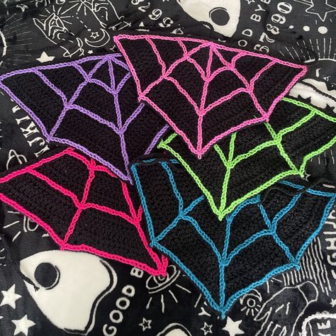 Crochet Halloween Bunting Patterns Free, Alternative Crochet Ideas, Gothic Crochet Ideas, Pastel Goth Crochet, Crochet Ideas For Markets, Crochet Gothic Patterns, Punk Crochet Patterns Free, Gothic Crochet Patterns Free, Alternative Crochet