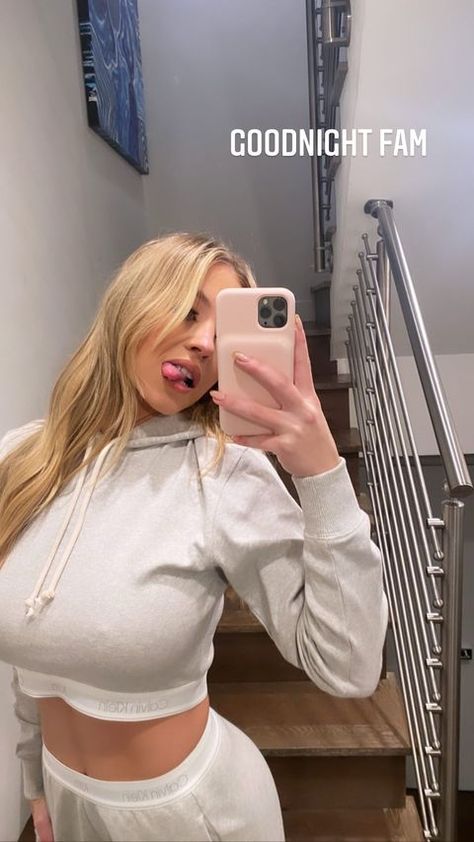 Sydney Sweeney, Blonde Beauty, Perfect Woman, Perfect Body, Nice Tops, Sydney, Hollywood, Ootd, Mirror Selfie