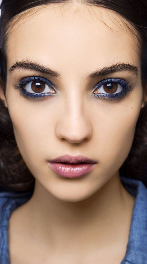 Make Up Yeux, Makeup Runway, Natural Hair Mask, Blue Eyeliner, Smink Inspiration, Colored Eyeliner, Beauty Tips And Tricks, Spring Beauty, Smokey Eyes