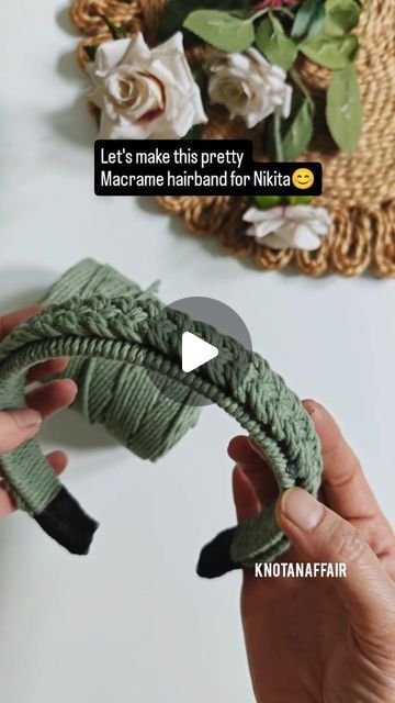 Diy Festival Headband, Macrame Hair Tie, Macrame Hair Accessories Tutorials, Hairband Making Ideas, Macrame Headband Tutorial, Unique Macrame Ideas, Hairbands Diy, Macrame Hairband, Handmade Hair Accessories Diy