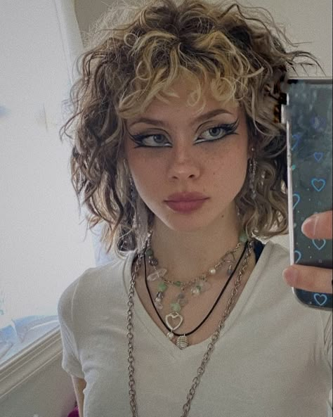 Alt Graphic Liner, Mirror Selfie Photography, Diy Curly Hair, Henna Freckles, Grunge Eye Makeup, Shortish Hair, Skunk Hair, Dyed Curly Hair, Indie Clothes