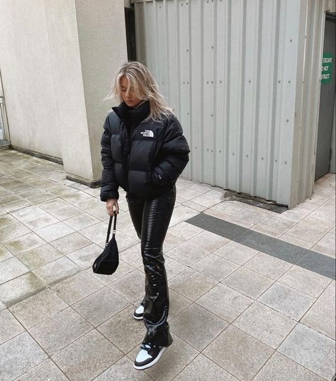 Mode Dope, Looks Hippie, Urban Outfitters Clothes, Beige Outfit, Black Leather Pants, Outfits Black, Jacket Outfit, Looks Black, Streetwear Fashion Women