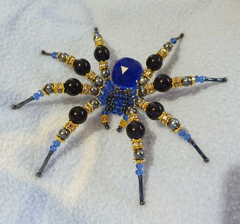 Gemstone Spiders - CRYSTAL SPIDER WEB Spider Web Diy, Bead Spider, Christmas Tree Colour Scheme, Wire Animals, Halloween Beaded Jewelry, Crystal Spider, Spider Drawing, Suncatcher Diy, Christmas Spider