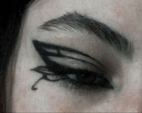 Artsy Eyeliner Black, Butterflies Eyeliner, Black Graphic Liner Ideas, Butterfly Graphic Liner, Black Butterfly Makeup, Cool Black Eyeliner Looks, Eyeliner And Eyeshadow Looks, Black Eyeshadow Makeup Looks, Eyeliner Looks Black