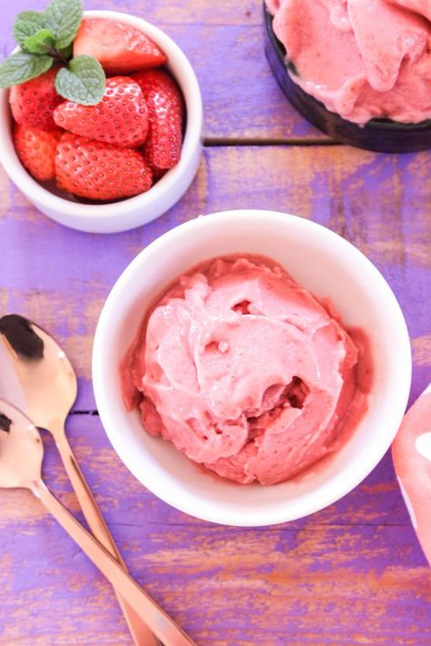 Strawberry Ice Cream with Fudge Sauce Dairyfree Dessert, Fodmap Desserts, Fodmap Meals, Homemade Chocolate Fudge, Fod Map, Low Fodmap Snacks, Fodmap Snacks, Chocolate Fudge Sauce, Ibs Recipes