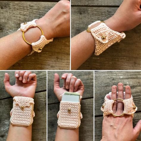 Crochet Bracelets, Crochet Wallet, Bracelet Crochet, Confection Au Crochet, Mode Crochet, Wrist Wallet, Crochet Purse Patterns, Crochet Bags Purses, Crochet Bracelet