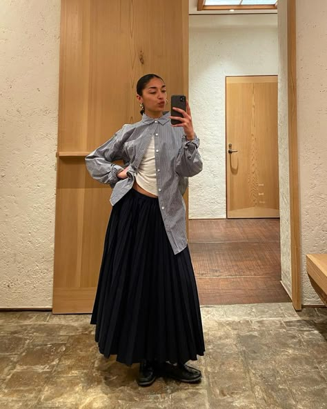 Tiered Skirt Outfit Winter, Casual Outfits Long Skirt, Cool Women Outfits, Outfit With Long Black Skirt, Styling A Button Down Shirt Women, Style A Long Skirt, Modest Outfits Dresses, Cool Casual Outfits, Outfit Jupe