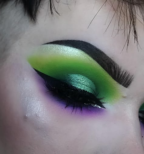 Beetle Juice Eyeshadow, Green Eyeshadow Witch Makeup, Yellow Green And Purple Eyeshadow, Beetlejuice Eyeshadow Looks, Green And Purple Witch Makeup, Beetle Juice Eye Makeup, Beetlejuice Themed Makeup, Witch Eyeshadow Looks, Green Witch Eye Makeup