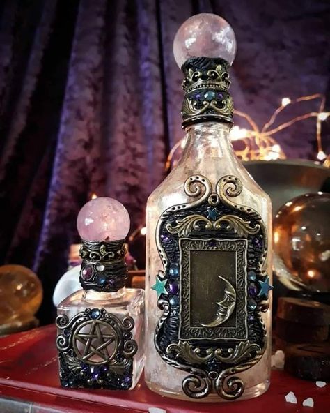 Witchy Bottles, Crafts Witchy, Dark Fantasy Bedroom, Fantasy Bedroom, Magic Bottles, Witchy Crafts, Altered Bottles, Witchy Decor, Potion Bottle