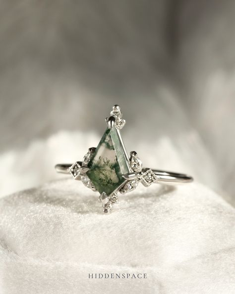 The Clementine Ring is an Art Deco-inspired design with a vintage flair, but its moss agate center stone elevates its unconventional style to an entirely new level. #hiddenspace #finejewelry #mossagatering #platinumring #uniqueengagementring #diamondalternative #artdeco #architectural #forestaesthetic #modernvintage Moss Agate Ring, Diamond Alternatives, Alternative Engagement Rings, Platinum Ring, Art Deco Inspired, Moss Agate, Unique Engagement Rings, Modern Vintage, Agate