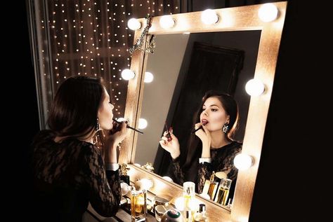 Mirror With Light Bulbs, Table Artwork, Front Lighting, Hollywood Makeup Mirror, Makeup Vanity Lighting, Mirror Photography, Hollywood Makeup, Gene False, Led Makeup Mirror