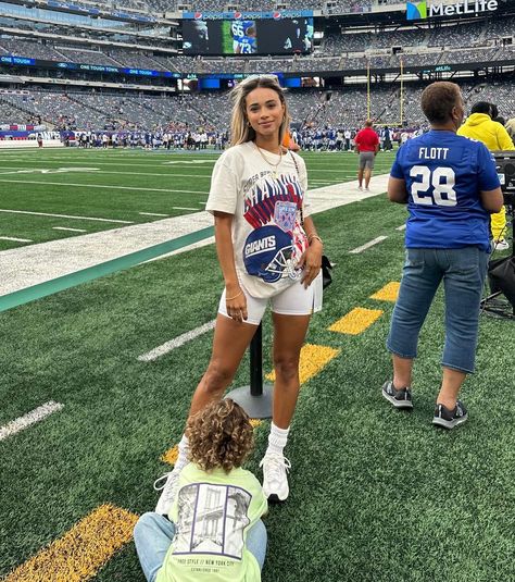 Coach Wife Outfit, Hot Football Game Outfit, Nfl Wives Game Day Outfit, Football Gf Outfits College, Summer Football Game Outfit, Game Day Outfit Football Nfl, Girlfriend At Boyfriends Football Game, Nfl Girlfriend Outfit, Nfl Wife Outfits Game Day