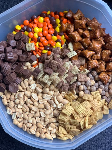 Chex Peanut Butter, Chex Mix Ideas, Peanut Butter Chex, Fall Snack Mix Recipes, Homemade Trail Mix Recipes, Fall Snack Mixes, Chocolate Chex, Trail Mix Recipes, Snack Mixes