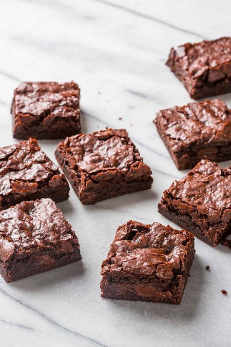 These vegan fudge brownies are proof that you can make intensely fudgy, rich brownies without dairy or eggs. #veganbrownies #veganrecipes #veganbaking #chocolate #dairyfree Vegan Fudge Brownies, Greek Yogurt Banana Bread, Yogurt Banana Bread, Fudgy Vegan Brownies, Brownies Caramel, Brownie Vegan, Vegan Brownies Recipe, Vegan Fudge, Sweet Bakes