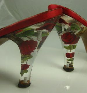 oh *swooon* 50's lucite heels with real roses.. Heel Styles, 60s Vintage Fashion, Big Shoes, Unique Heels, Disney Princess Modern, Lucite Heels, Heel Tap, Modern Disney, Vintage Lucite