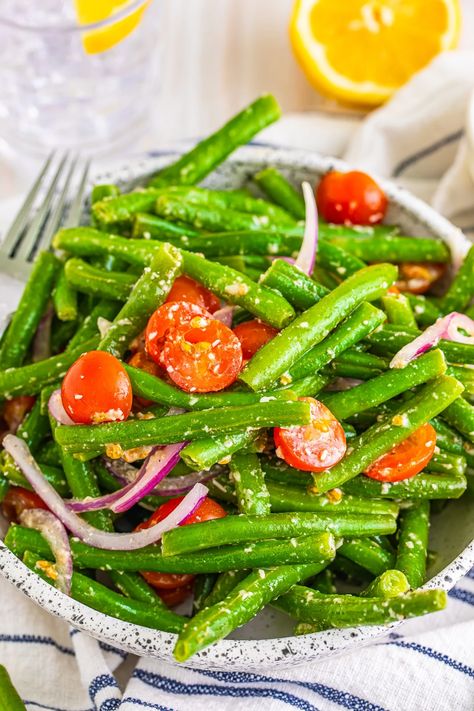 Marinated Cold Green Bean Salad Recipe with Tomatoes Fresh Green Bean Salad Recipes, Green Bean Salad Cold, Cold Green Bean Salad, Marinated Green Beans, Macros Recipes, Awesome Salads, Green Bean Salad Recipes, Green Bean Dishes, Beans Salad