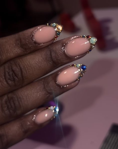 Nails W Stones, Short Oval Nails With Rhinestones, Nails With Pearl Charms, Jewel Tone Nail Designs, Nail Gem Designs Simple Rhinestones, Simple Rhinestone Nails Designs, Nail Knowledge, Baroque Nails, Bejeweled Nails