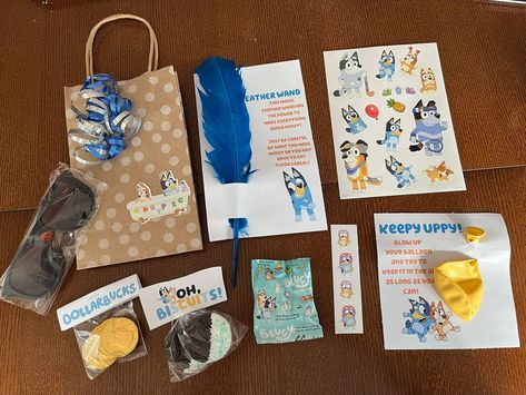 Bluey birthday party gift bag Bluey Birthday Treat Bags, Bluey Goodie Bags Favors, Bluey Gift Bags, Bluey Birthday Goodie Bags, Bluey Party Bags, Fiesta Bluey, Bluey Birthday Party, Birthday Treat Bags, Bluey Party