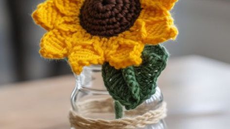 Crochet A Sunflower, Crochet Sunflowers, Mug Rug Patterns, Easy Crochet Animals, Crochet Halloween, Crochet Clothing And Accessories, Crochet Sunflower, Crochet Fall, Crochet Pumpkin