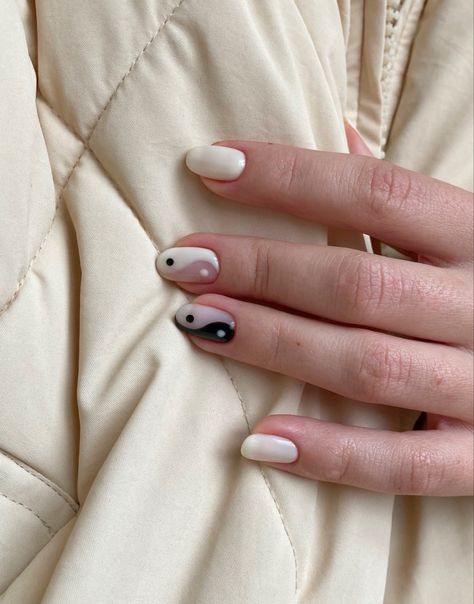 ty Ying Yang Gel Nails, Hung Yang Nails, Yin Yang Short Nails, Ying Yang Nail Design, Yin Yang Nails Short, Ting Yang Nails, Ying And Yang Nails, Ying Yang Nail Art, Yin Yang Nail Art