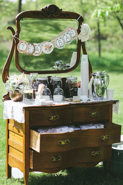 pour ne pas oublier ma cop's Tea Station, Dessert Bar Wedding, Vintage Tea Party, Tea Bar, Tea Party Garden, Wisconsin Wedding, Backyard Party, Wedding Desserts, Kitchen Tea