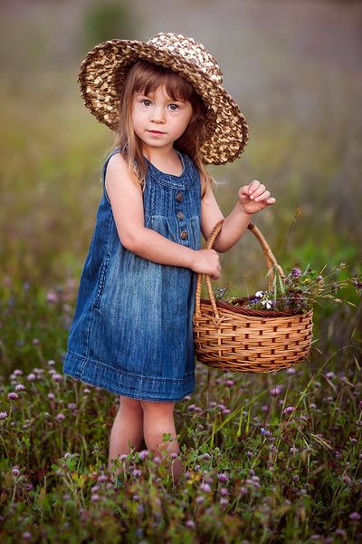 Kid Photoshoot Ideas Outdoors, Spring Photoshoot Ideas Kids, Outdoor Photoshoot Ideas For Kids, Kids Spring Photoshoot, Outdoor Kids Photoshoot, Kids Outdoor Photoshoot, Fun Picture Ideas, Children Portrait Photography, Spring Photoshoot