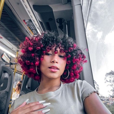 Short Curly Hair With Pink Highlights, Pink Tips Curly Hair, Hair Color Ideas Short Curly Hair, Curly Short Hair Dye Ideas, Hair Dye Ideas For Short Curly Hair, Multicolor Curly Hair, Short Curly Hair Red Highlights, Curly Vivid Hair, Color Blocking Curly Hair