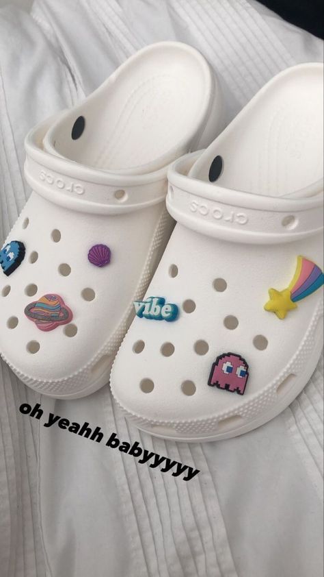 Crocs With Cute Charms, White Croc Inspiration, Crocs Charm Aesthetic, Crocks Outfits Aesthetic, Cute Shoes Crocs, White Crocs Inspo Charms, White Crocs Jibbitz Ideas Aesthetic, Outfits That Go With Crocs, Cute Jibits For Crocks