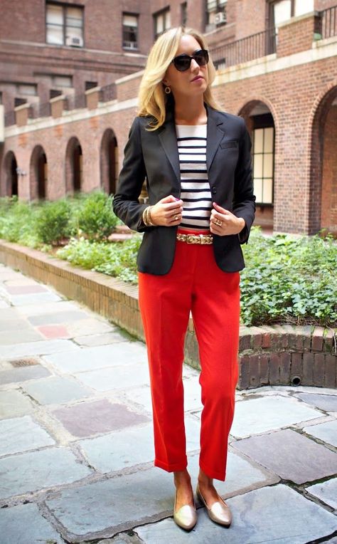 17 Cute Outfits to Wear with Loafers for Women This Season Red Trousers Outfit, Classy Cubicle, Red Pants Outfit, Winter Outfits 2020, Red Trousers, Loafers Outfit, Mode Casual, Outfit Trends, Red Pants