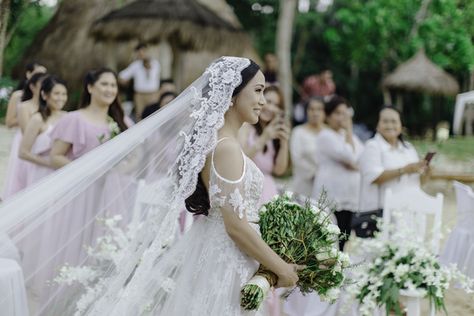 This Bride Chose a Mantilla Wedding Veil and She Looked So Regal! | https://brideandbreakfast.ph/2019/02/10/this-bride-chose-a-mantilla-wedding-veil-and-she-looked-so-regal/ Mantilla Veil Hairstyle, Spanish Veil, Mantilla Wedding Veil, Latin Wedding, Mantilla Veil Wedding, Lace Mantilla Veil, Catholic Veil, Lace Mantilla, Bridal Art