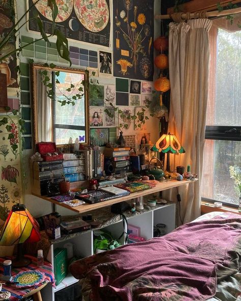 Maximalist Retro Bedroom, Dream Rooms Vintage, Avant Garde Bedroom, Organized Maximalist Bedroom, Punk Aesthetic Room, Vintage Room Ideas Retro, Maxamilist Bedroom, Room Ideas Eclectic, Small Maximalist Bedroom