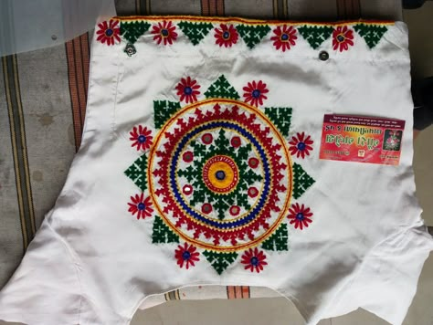 Sada Bharat Blouse, Hend Work Blouse Designs Latest, Bavariya Work Design Blouse, Sada Work Blouse, Sada Bharat Work, Kachi Work Blouse, Kachhi Work, Mirror Work Blouse Design, Kutch Work Designs