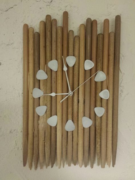 Wall clack made of broken drum sticks Drum Stick Art, Drumstick Art, Drum Furniture, Drum Lessons For Kids, Drums Artwork, Music Furniture, Music Room Art, Decorating With Sticks, Drum Room