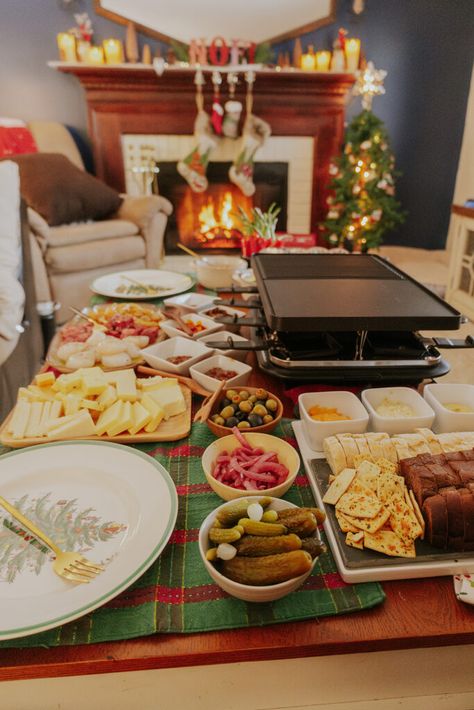 Raclette Table Setting, Christmas Raclette, Raclette Party Decoration, Raclette Recipes Dinners, Hygge Party, Raclette Ideas, Raclette Dinner Party, Raclette Recipes, Hobbit Food