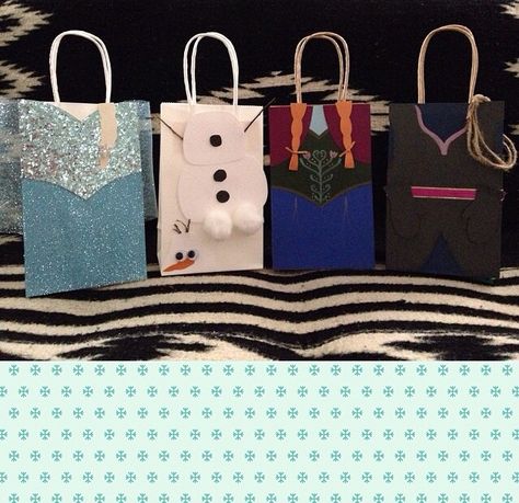 Unique diy favor bags-love the Olaf bag... Frozen Candy Bags Ideas, Frozen Candy Bags, Frozen Gift Bags, Frozen Favor Bags, Frozen Party Bags, Frozen Christmas Decorations, Frozen Banner, Anna Birthday Party, Frozen Decorations