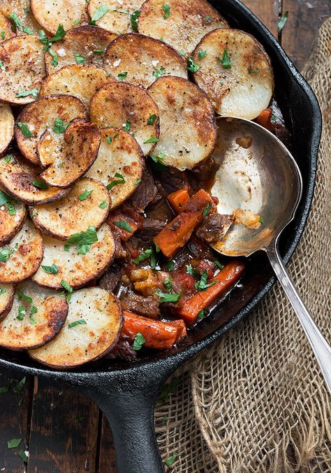 Warm Spiced Beef Hot Pot - delicious, hearty and one-pan easy! Hot Pot Recipes, Beef Hotpot, Hot Pot Recipe, Spiced Beef, Main Course Dishes, Healthy Beef, Potato Toppings, Eat Beef, Main Course Recipes