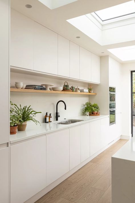 Pure Kitchen Collection Kitchen White And Wood, White Minimalist Kitchen, Kitchen Luxury Design, Small Kitchen Inspiration, Wren Kitchens, Wren Kitchen, Handleless Kitchen, Sunshine Beach, Kitchens Luxury