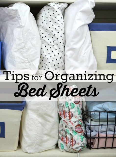 Organizing Bed Sheets, Garden Hideaway, Small Linen Closets, Sheet Storage, Organizing Linens, Organized Bed, Guest Room Bed, Closet Organized, Linen Cupboard