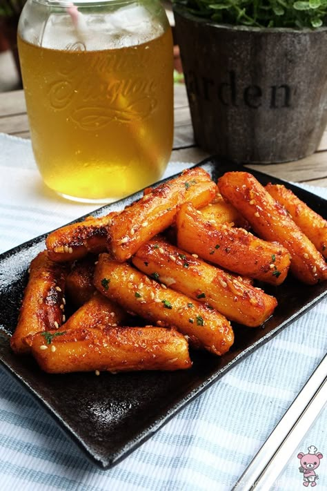 When I came across this crispy pan fried ddeokbokki (spicy rice cake) recipe, I was immediately sold. I was so attracted to the color of this dish (like a moth to light), I knew I had to make it. To be honest, I wasn’t too hopeful on the taste. Normally, the ddeokbokki I know is served in a pool of spicy sweet chilli sauce and even though the sauce is slurpingly-good, the rice cake usually left me with little to desire. American Rice, Spicy Rice Cake, Koreansk Mad, Filipino Rice, Dessert Rice, Yema Cake, Tteokbokki Recipe, Japanese Mochi, Cooker Cake