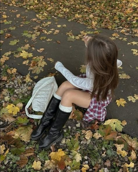 Fall It Girl Aesthetic, October Style Outfits, October Girl Aesthetic, Hair Colour Pallete, Autumn Pic Ideas, September Girl Aesthetic, Warm Girl Aesthetic, 2010s Fall Aesthetic, Halloween Girl Aesthetic