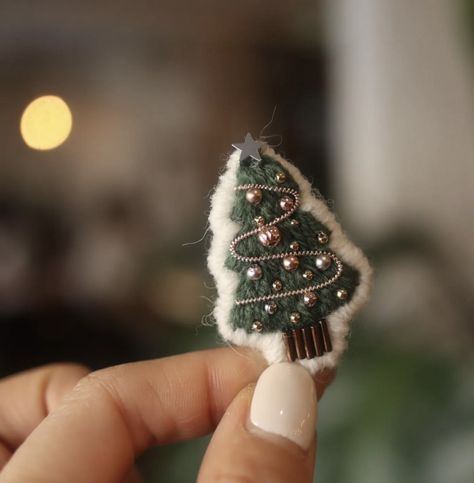 Beaded Christmas Decorations, Christmas Crafty, Needle Felting Diy, Needle Felted Christmas, Fabric Flower Tutorial, Fabric Brooch, Diy Pottery, Handmade Fashion Jewelry, Christmas Sewing